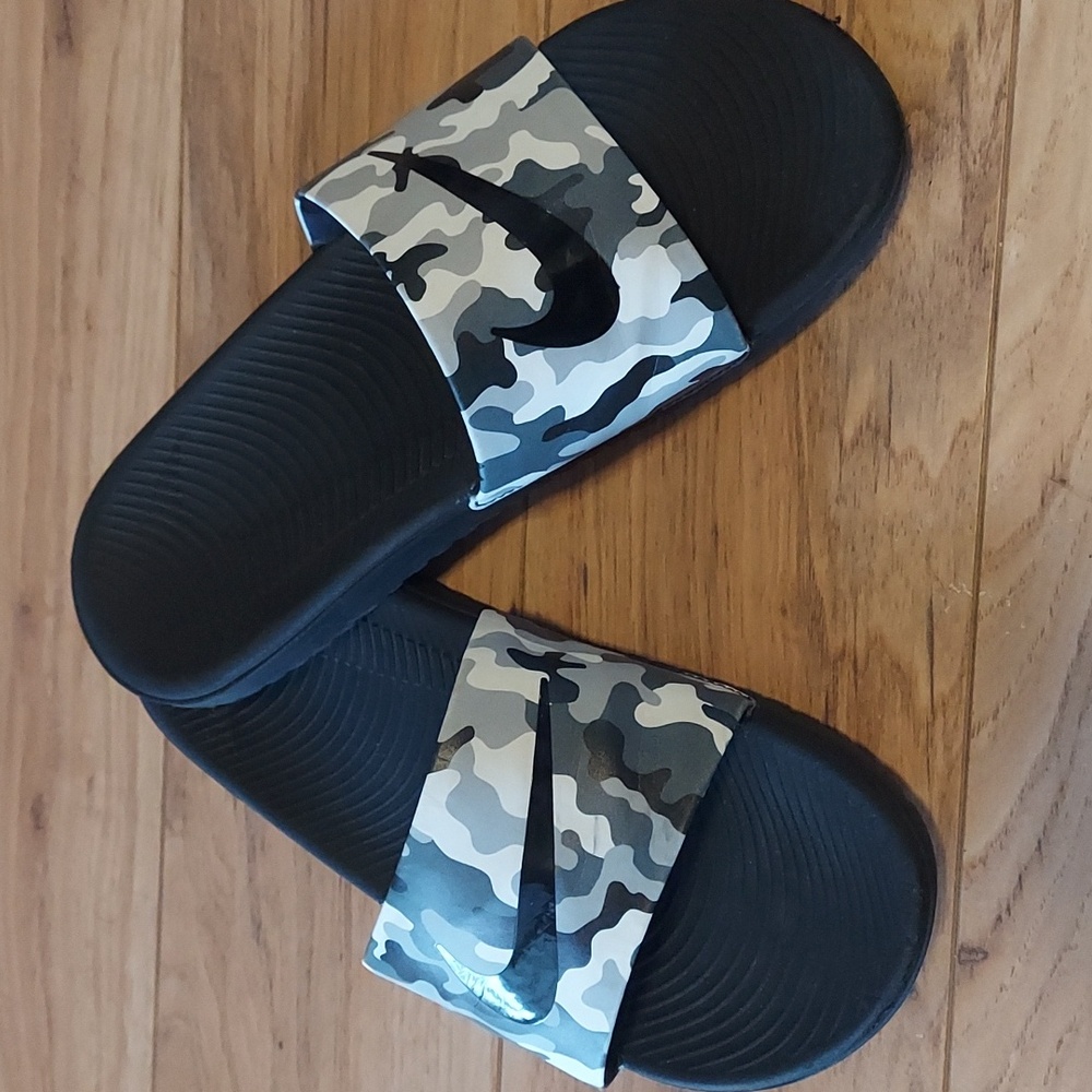 Nike kids 4Y black gray camo slides